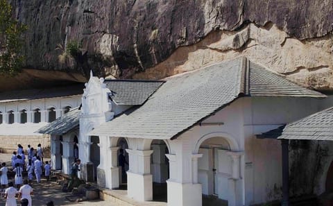Sigiriya Rock Fortress and Dambulla Cave Tour from Negombo