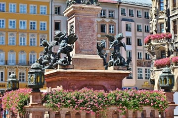 Private Guided Tour of Munich's English Garden and Marienplatz
