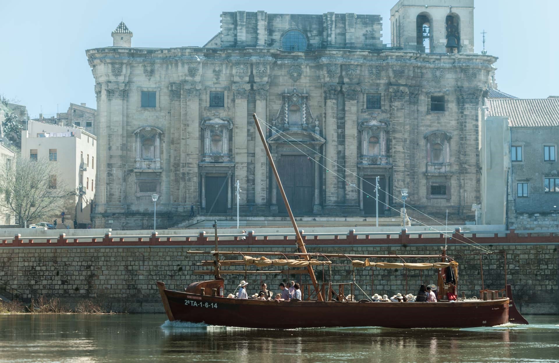 Catedral de Tortosa y lo Sirgador desde el Ebro