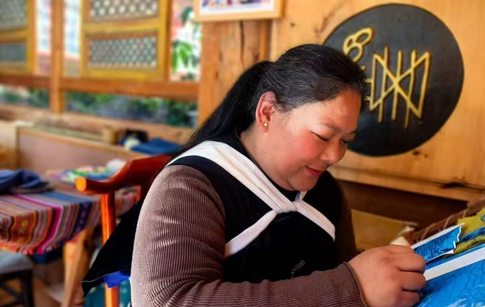 Traditional Craft Workshop in Lijiang: Paper, Tea, and Art