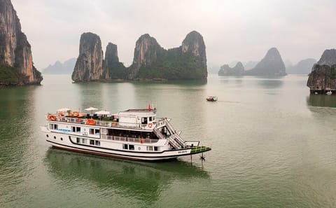 2-Day Budget Cruise and Kayaking in Halong Bay from Hanoi