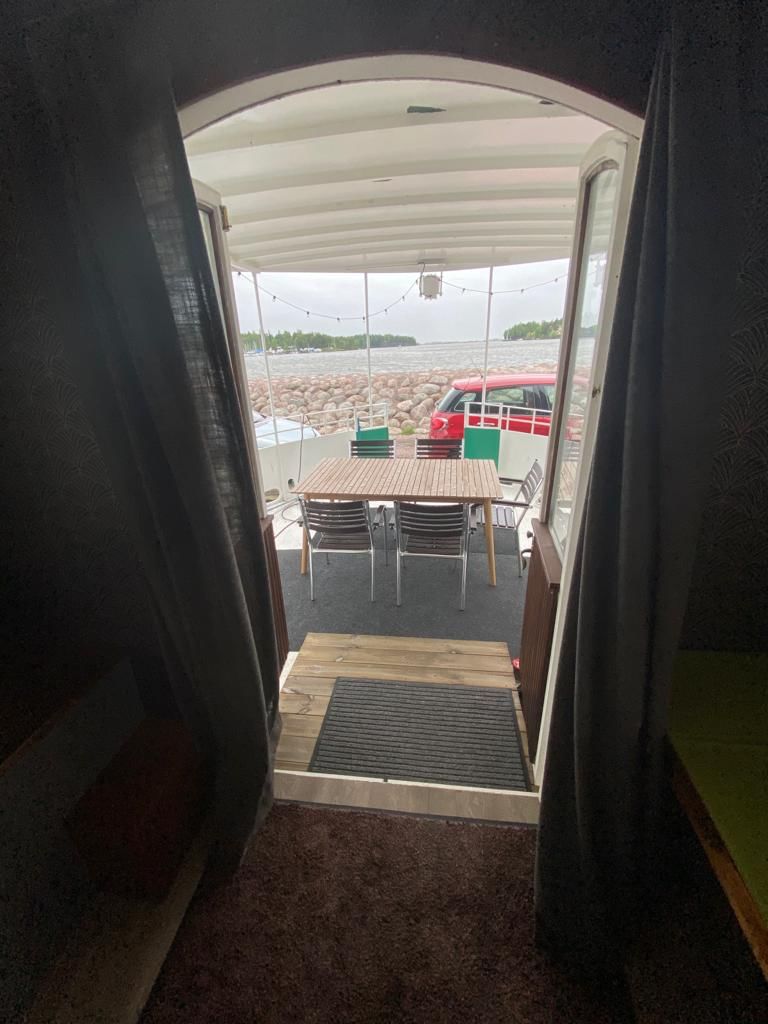 Moottoriveneen ylellinen peräkansi