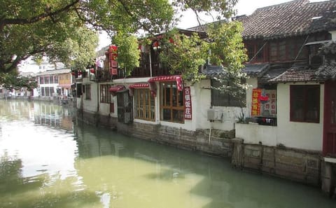 Private Day Tour of Zhujiajiao Water Town and Shanghai Tower
