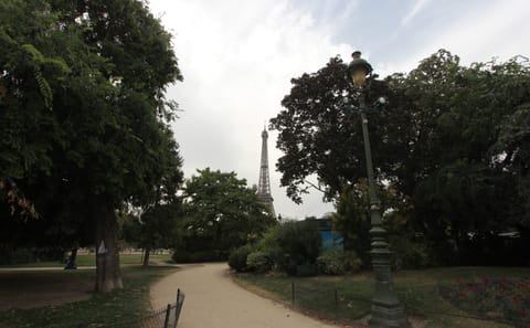 Gourmet Culinary Tour in Paris' 7th District Near Eiffel Tower