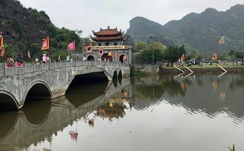 Full Day Bike and Bus Tour from Hanoi to Hoa Lu and Tam Coc