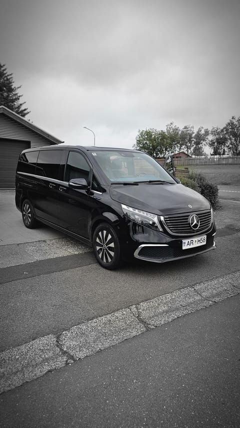 Private Transfer: Keflavik Airport → Reykjavík MPV 6 Pax (standard) 2