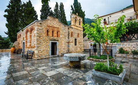 Knossos Palace and Mythology Park Tour from Heraklion