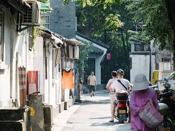 Hangzhou: Mini-Hike + Wushan Local Market Life Half-Day Tour