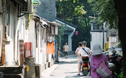 Mini-Hike and Local Market Experience in Hangzhou