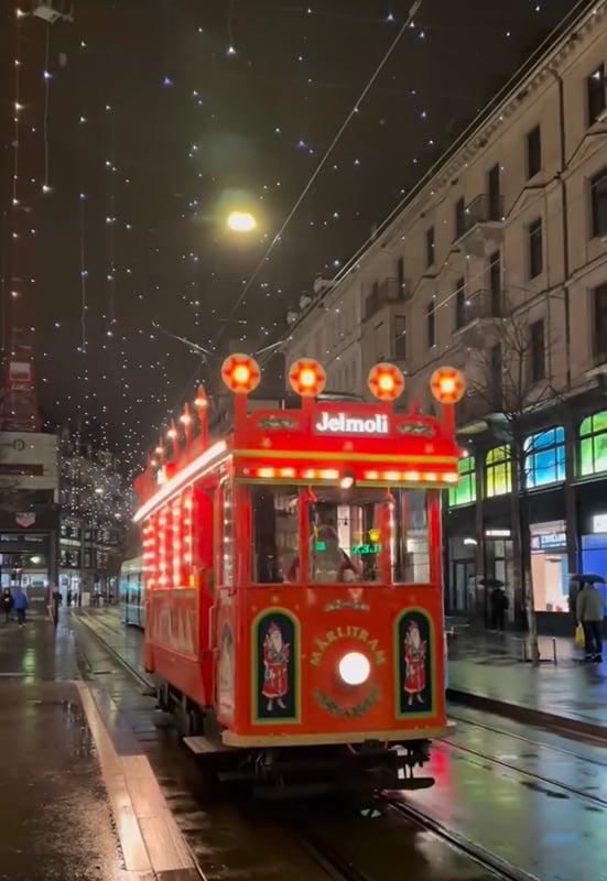 O Märlitram, o bonde de Natal de Zurique, na Bahnhofstrasse iluminada.