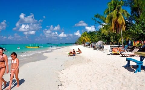 Private Day Trip to Seven Mile Beach and Rick's Cafe from Runaway Bay