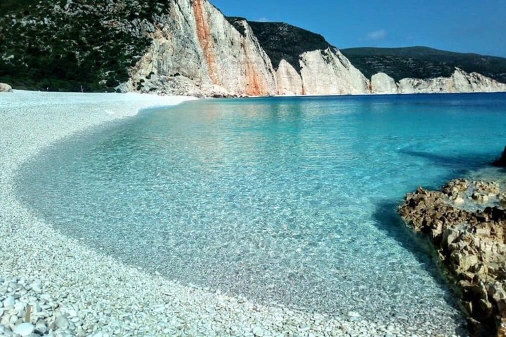 Veduta di Mikri Fteri, una piccola spiaggia isolata con acqua cristallina
