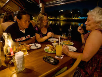 Damnoen Saduak Floating Market Tour with Paddle Boat Ride