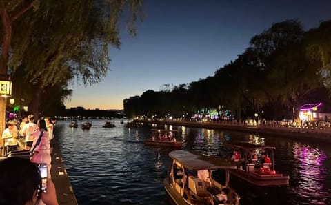 Beijing Night Walking Tour with Street Food and Beer Tasting
