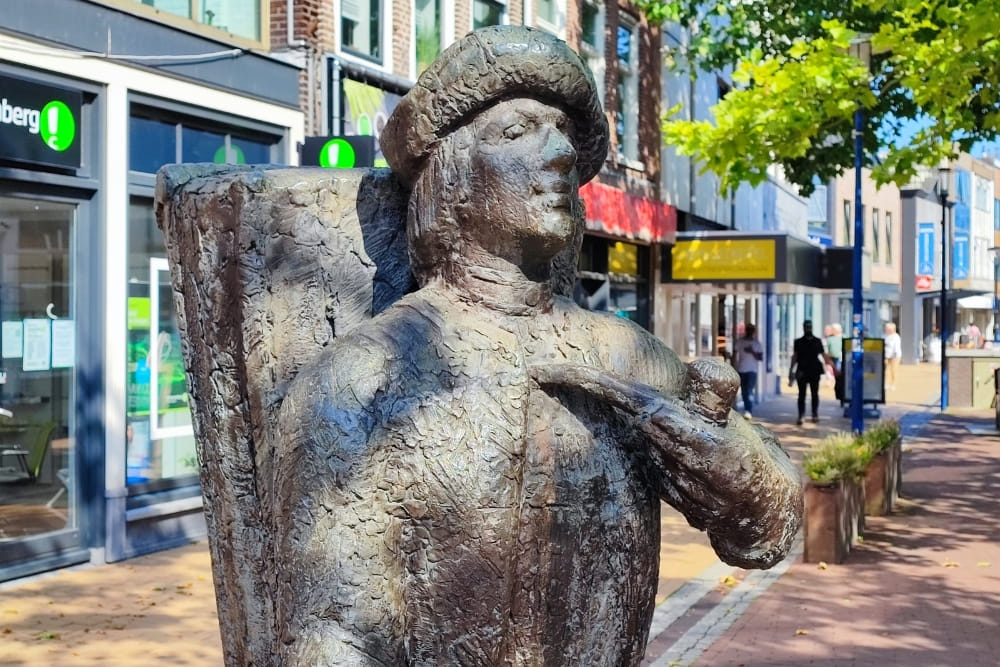 Hidden statue during the detective style scavenger hunt in Assen.