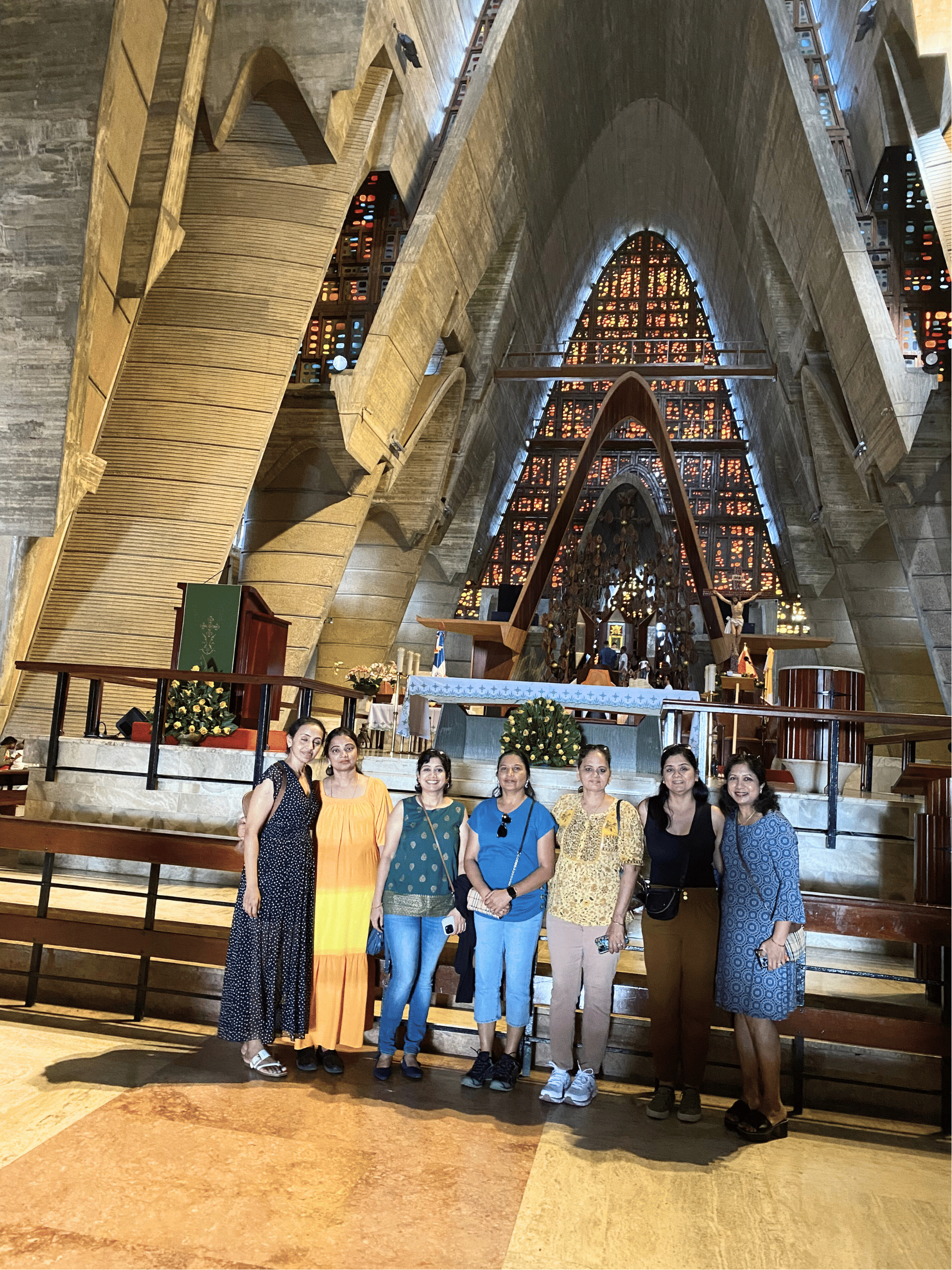 Turistas Indú  en el interior de la catedral nuestra señora de la Altagracia