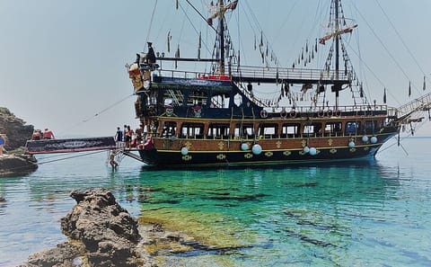 Bodrum Pirate Boat Tour with Lunch and Scenic Stops