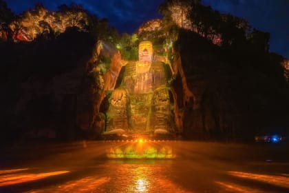 Chengdu Panda Park and Leshan Giant Buddha Daily Bus Tour with Tickets