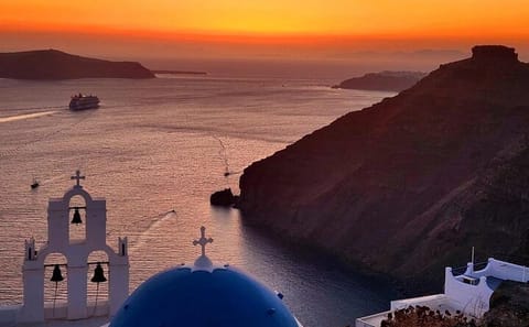 Private Santorini Tour of Oia and Fira's Iconic Sights