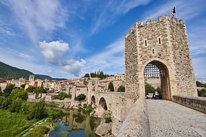 Private Three Medieval Towns Tour + Local Lunch from Barcelona 