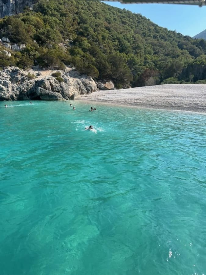 Acque turchesi di Cefalonia punteggiate da barche che navigano lungo spiagge nascoste