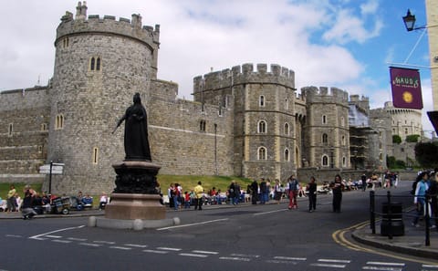 Windsor Castle and Stonehenge Day Tour from London