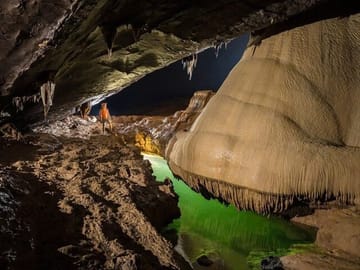 Paradise Cave and Mooc Spring Guided Tour from Dong Hoi