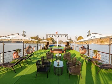 Hanoi: Luxury Halong Bay 5-Star Cruise with Buffet & Kayaking
