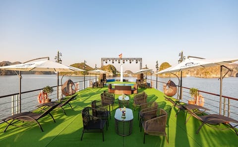 Hanoi: Luxury Halong Bay 5-Star Cruise with Buffet & Kayaking