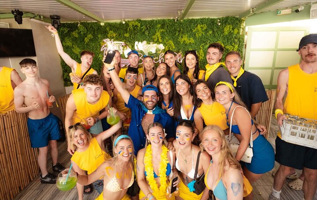 Pub Crawl in Cyclades