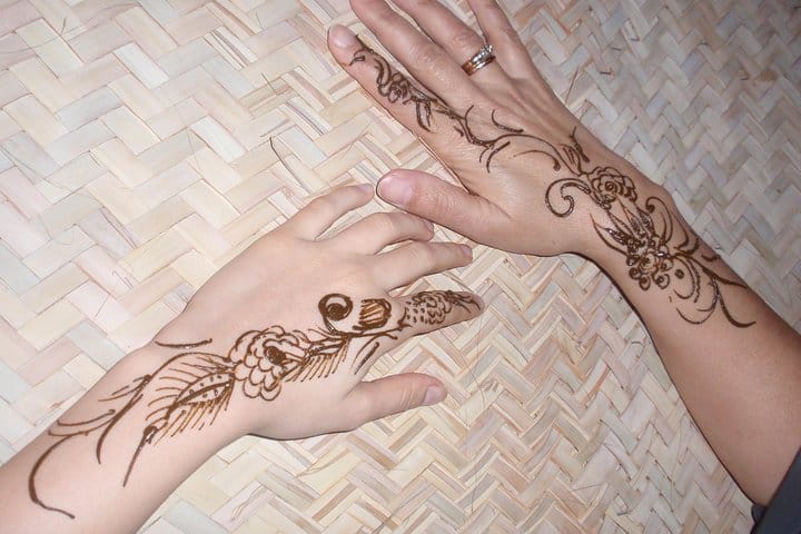 Heena painting during Dubai desert excursions