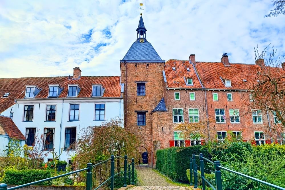 Early morning light at the Dieventoren along the route of the self-guided city game in Amersfoort. 