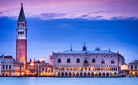 Two-Hour Private Boat Tour with Aperitif in Venice