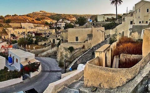 Private Santorini Tour: Traditional Village and Wine Museum