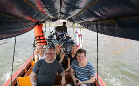 Bicycle Sightseeing Tour in Bangkok with River Crossing