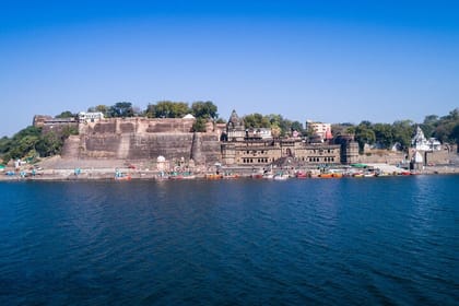 Heritage and History: Maheshwar Day Tour from Indore