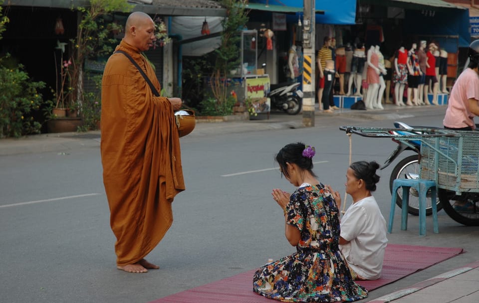 Monks Morning Almsgiving Tour (Food Offering)