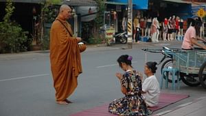 Monks Morning Almsgiving Tour (Food Offering)