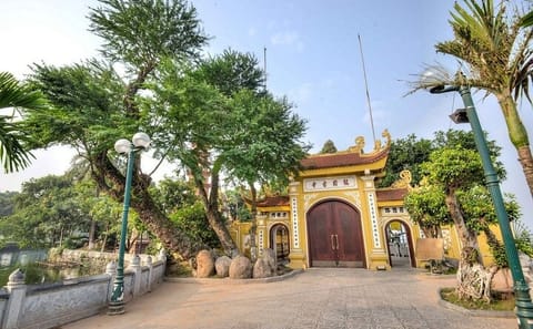 Full Day Hanoi City Tour with Lunch and Limousine