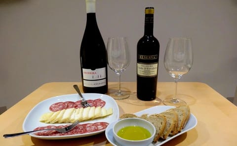 Private Walking Tour of Évora with Wine Tastings and Snacks
