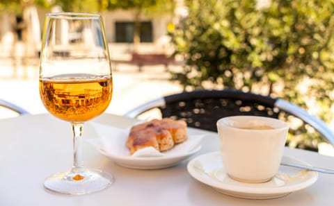 Arrábida and Sesimbra Day Trip with Wine Tasting from Lisbon