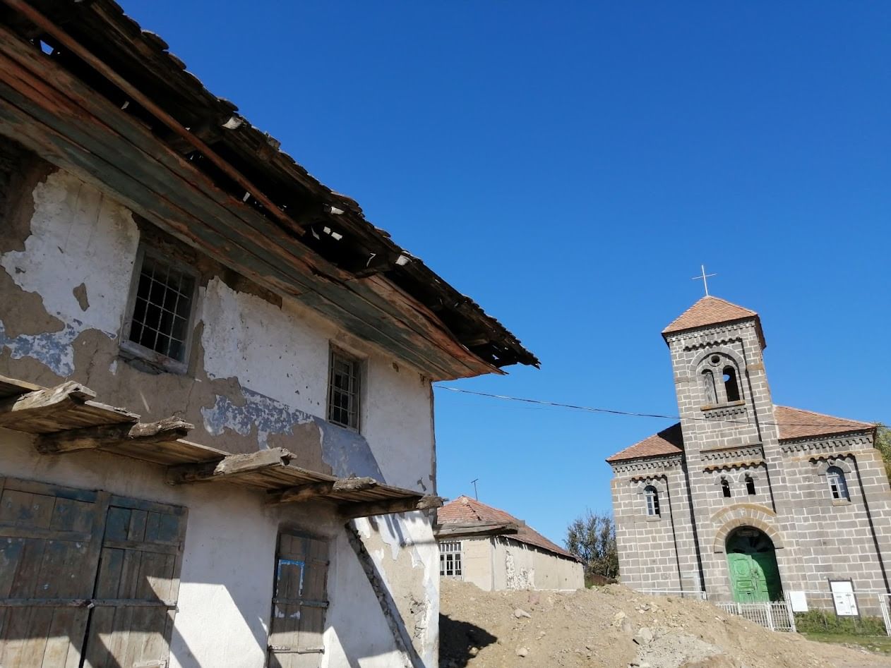 Traileti - Typical German house and Kirche
