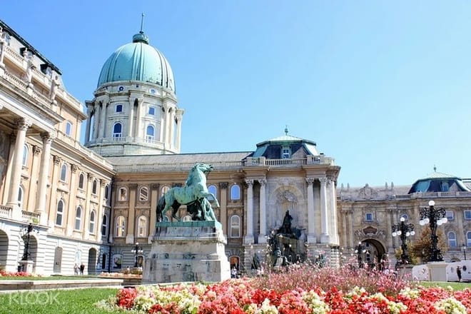 Private Buda Castle walking tour & Danube river cruise option