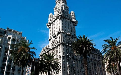 Montevideo Day Trip from Buenos Aires with Lunch Included