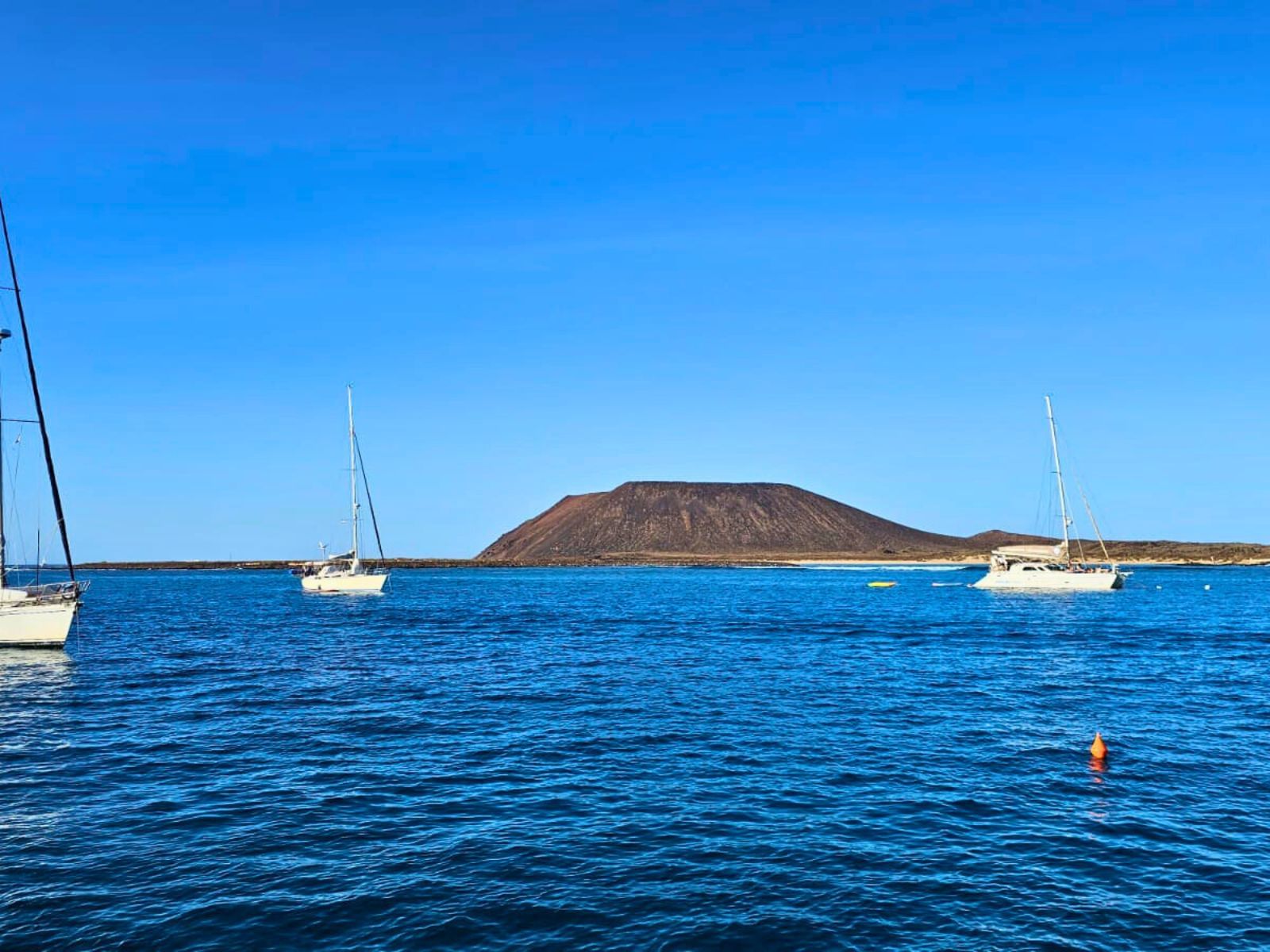 Vista del Islote de Lobos desde el ARUAL destacando la Playa de La Concha de Lobos al fondo.