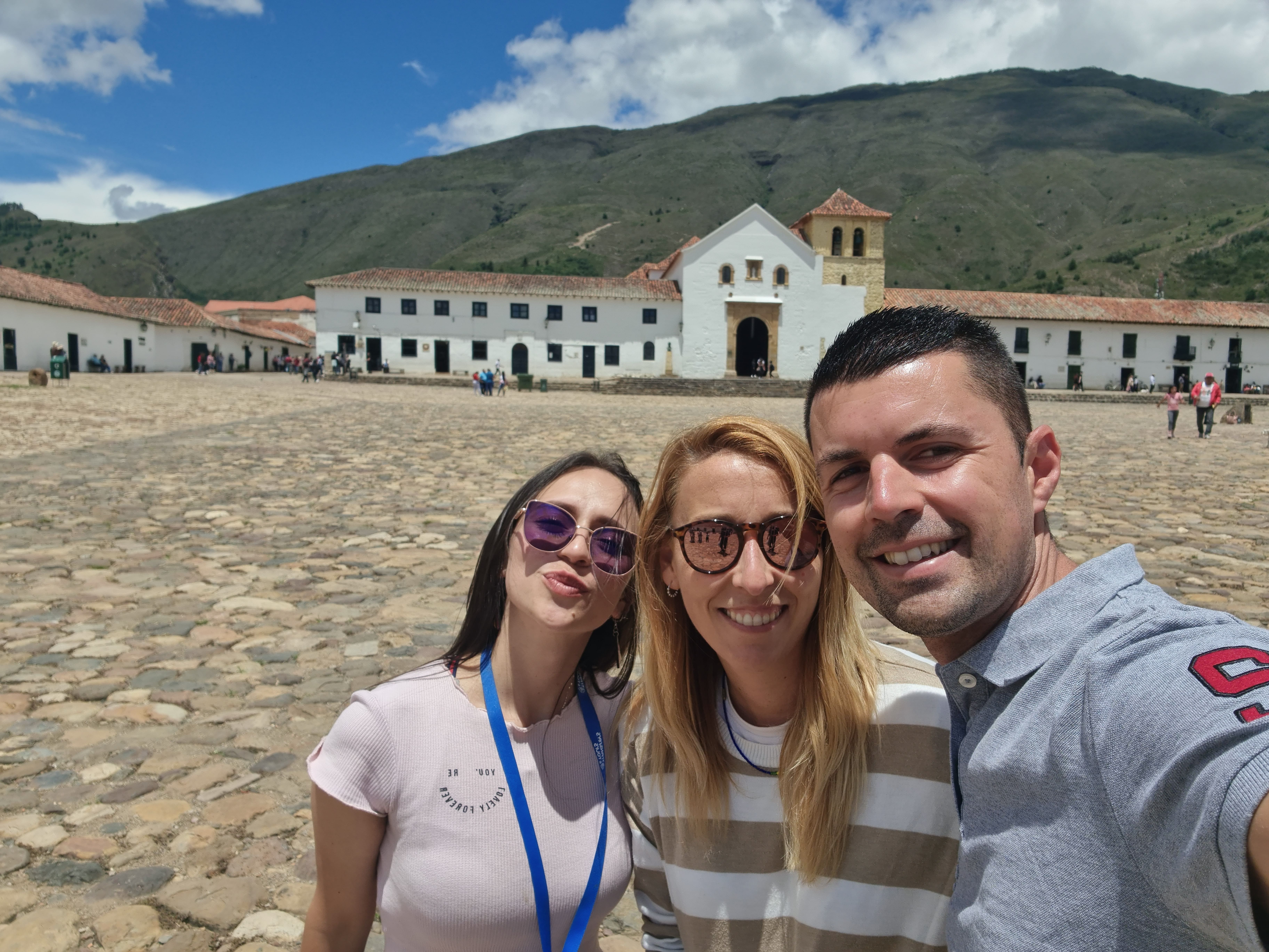 Viajero en Plaza Villa de Leyva
