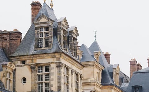 Fontainebleau Palace Tour with Paris Pickup and Guide