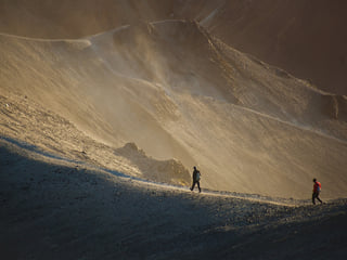 Hiking along a ridge on the Laugavegur Volcano Trail. Photocredits: Alastair Humphries.