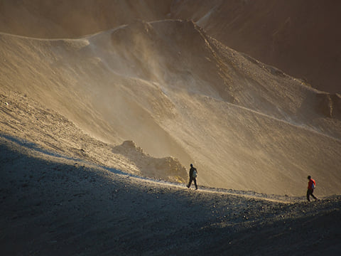 Hiking along a ridge on the Laugavegur Volcano Trail. Photocredits: Alastair Humphries.