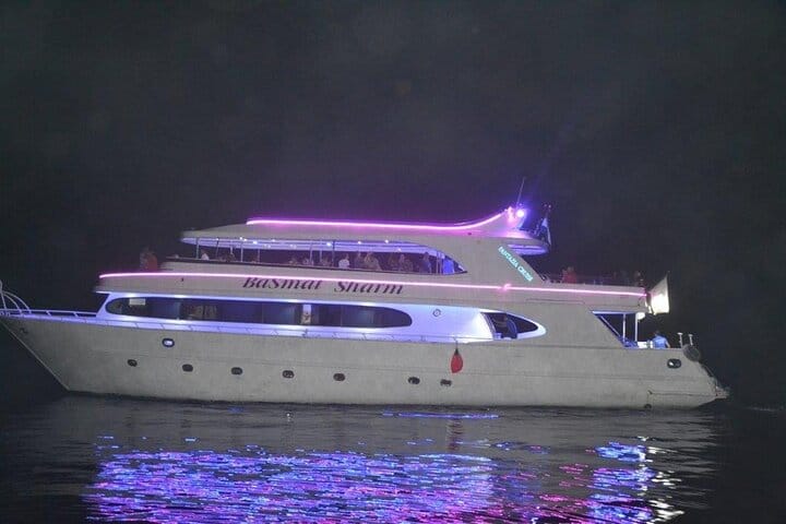 Evening Yacht Dinner & Live Music Cruise in Sharm El Sheikh